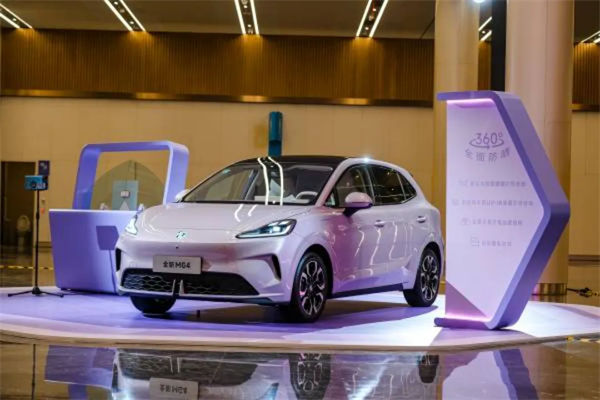 現(xiàn)在的上汽，不僅在增長(zhǎng)的快車(chē)道上，更在智能電動(dòng)時(shí)代的正中心，重新掌握了市場(chǎng)核心話語(yǔ)權(quán)。