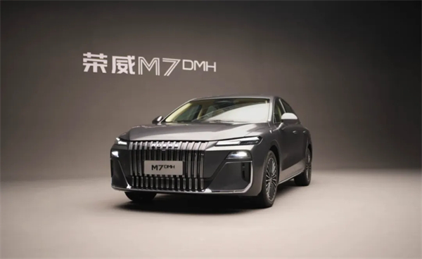 現(xiàn)在的上汽，不僅在增長(zhǎng)的快車(chē)道上，更在智能電動(dòng)時(shí)代的正中心，重新掌握了市場(chǎng)核心話語(yǔ)權(quán)。